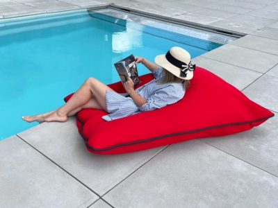 Chez nous, des poufs unis et bi-couleurs !